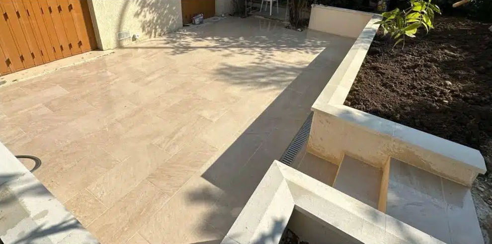 Une terrasse avec des murets.