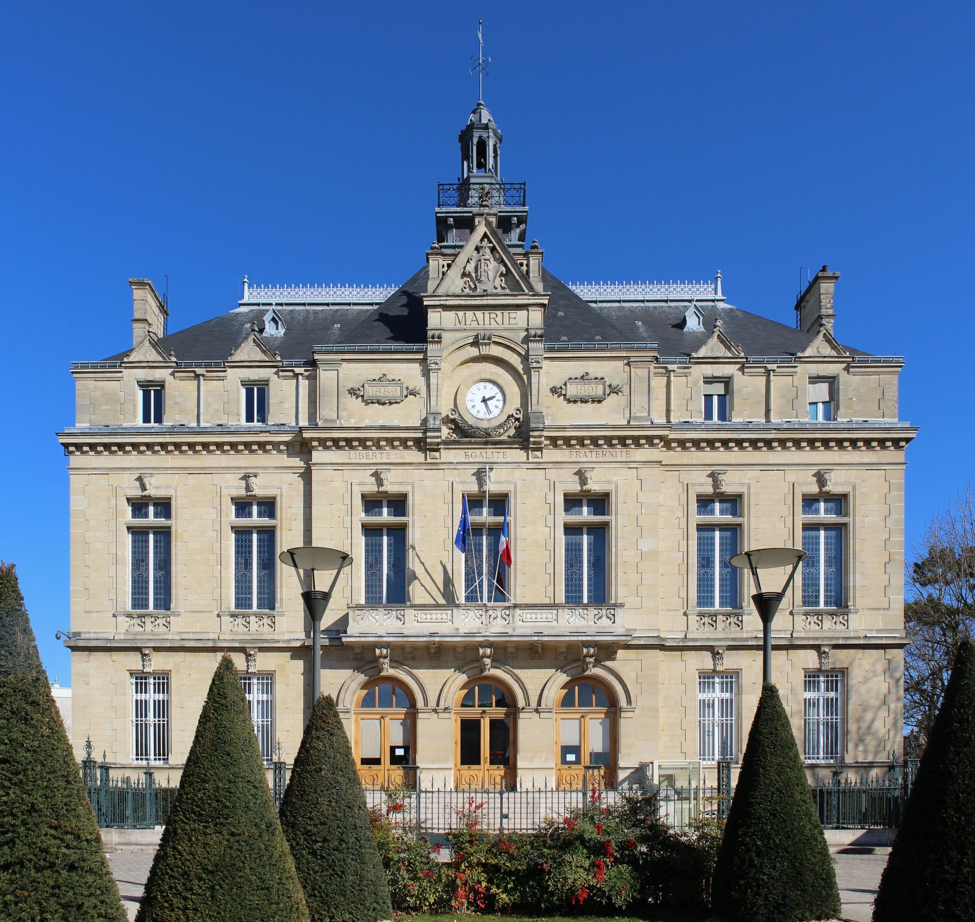 Un grand bâtiment avec une horloge.