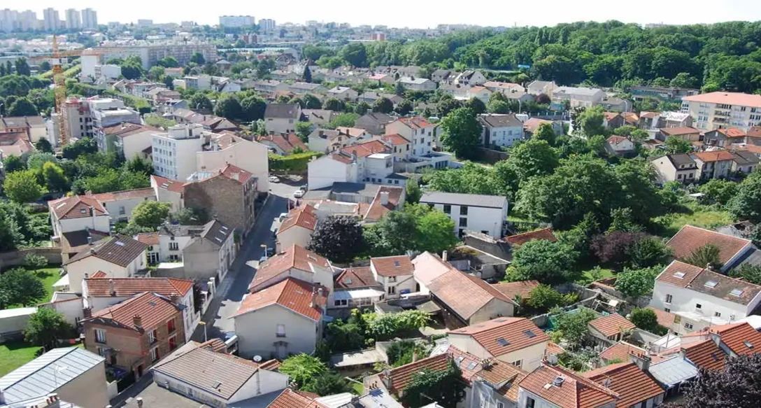 Des maisons et des arbres.