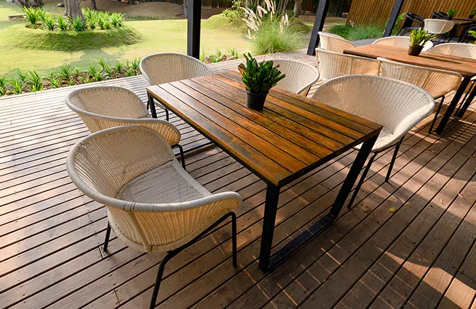 Une table en bois sur une terrasse.