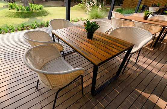 Une table en bois sur une terrasse.