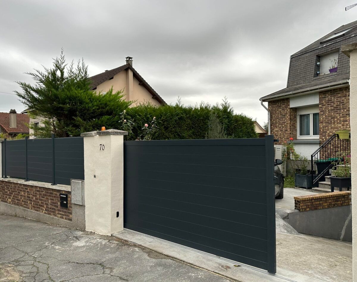 Un portail noir ouvert.