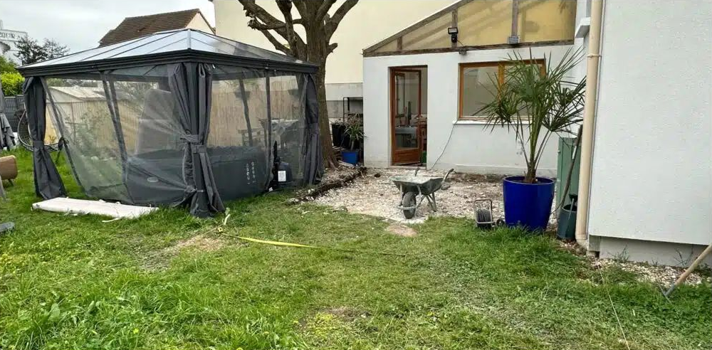 Un stand noir devant une maison.