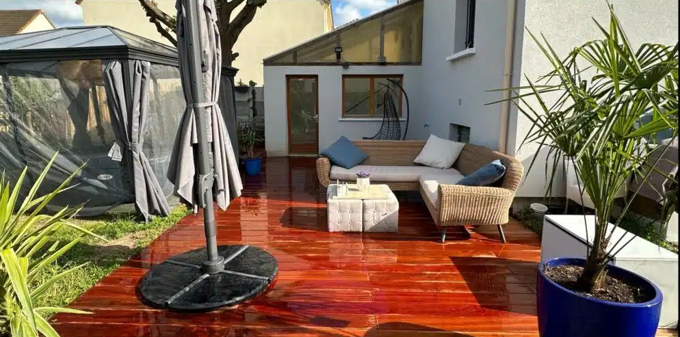 Un parasol sur une terrasse neuve.