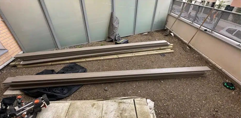 Des planches au sol.