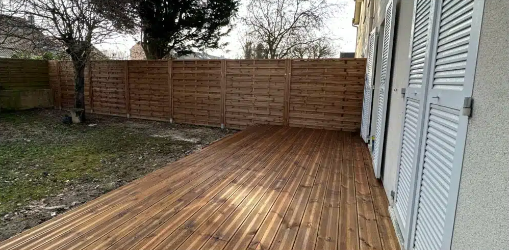 Une terrasse et des volets blancs.
