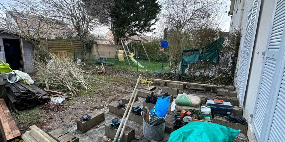 Un terrain à l'abandon avec une balançoire.
