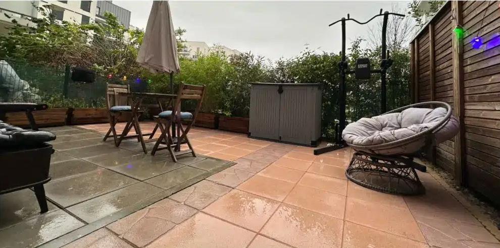 Des chaises sur une terrasse en dalles.