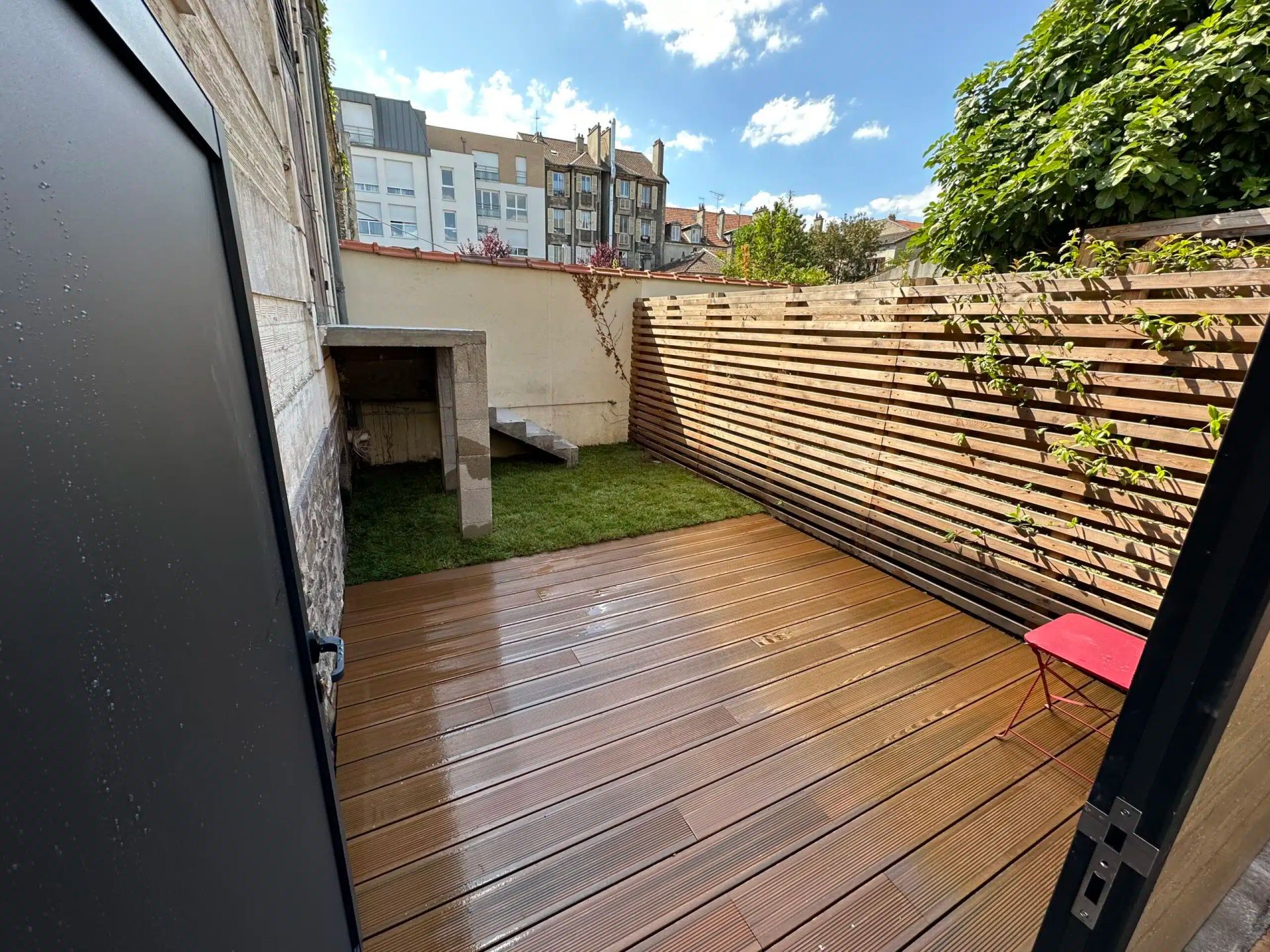 Une terrasse et une clôture en bois.