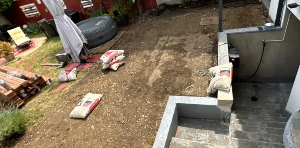Des sacs de ciment au sol.