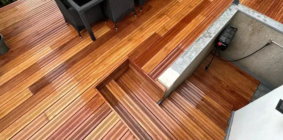 Une terrasse en bois en gros plan.
