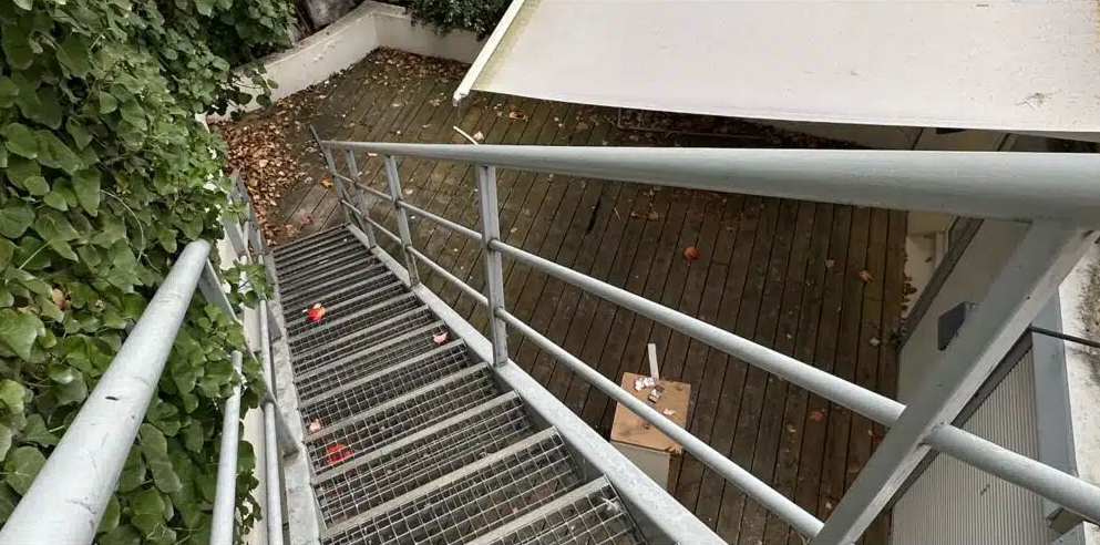 Un escalier métallique.