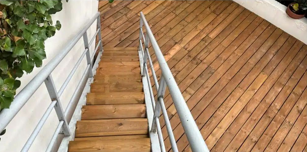 Un escalier en bois.