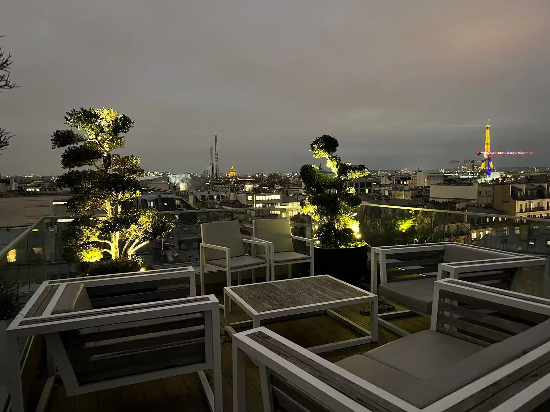 Une terrasse de nuit avec des éclairages.