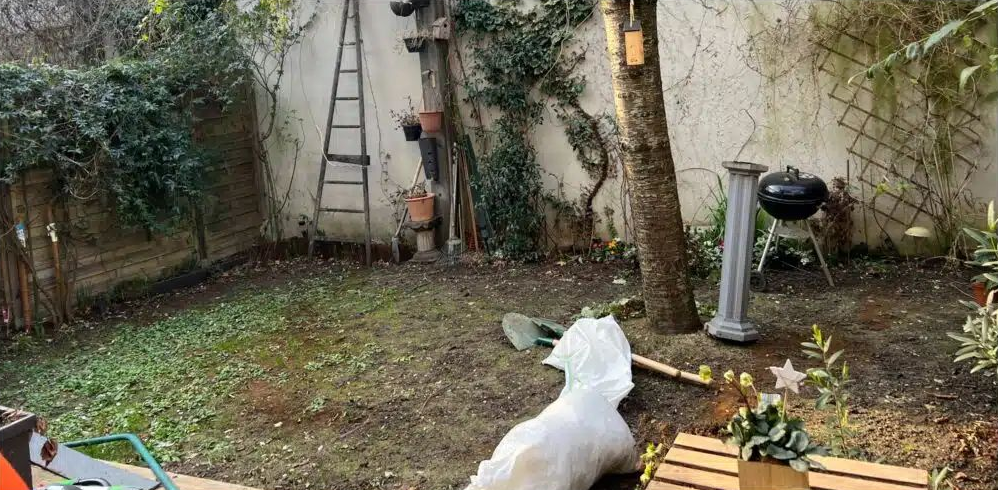 Une échelle en bois contre un mur.