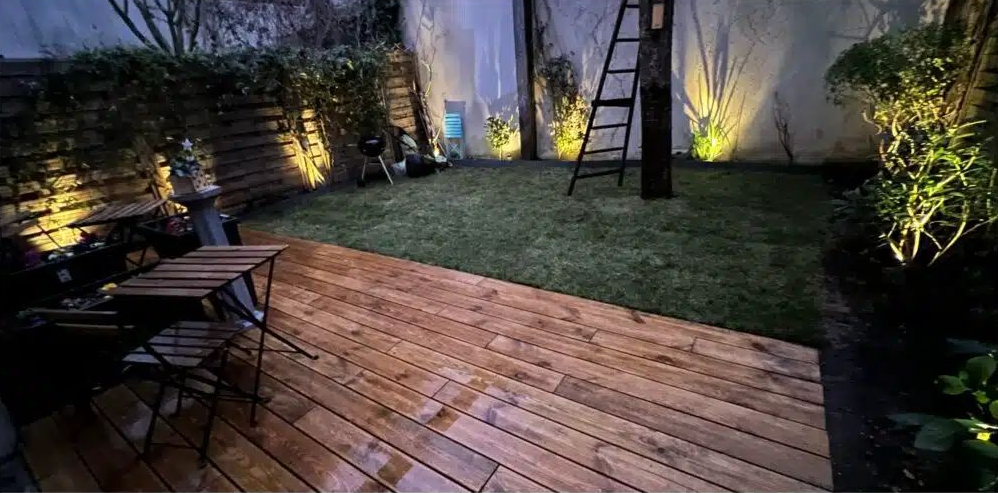 Une terrasse en bois et des éclairages.