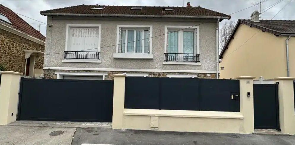 Un muret et un portail neufs devant une maison.