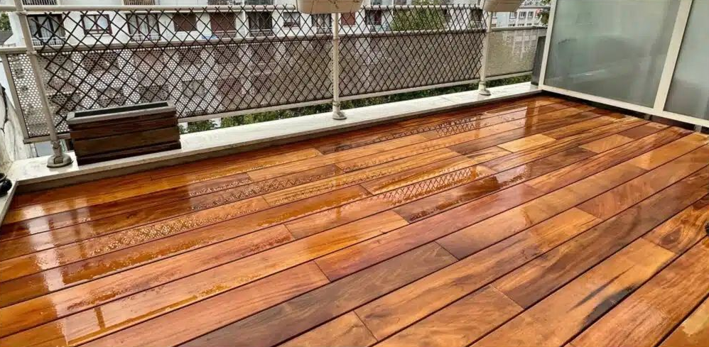 Des lames de bois sur une terrasse.