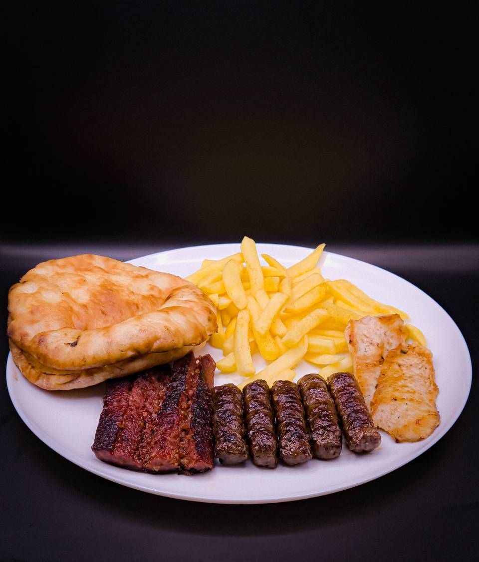 Gegrilltes Fleisch und Pommes von der Restaurant Emporium GmbH