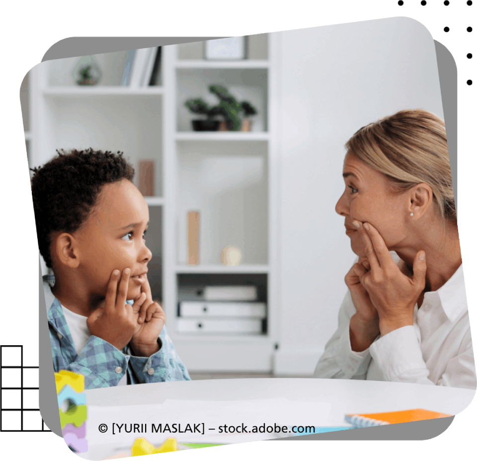 Junge und Logopäding bei Therapie