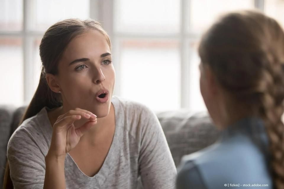 Logopädin spricht mit Patientin