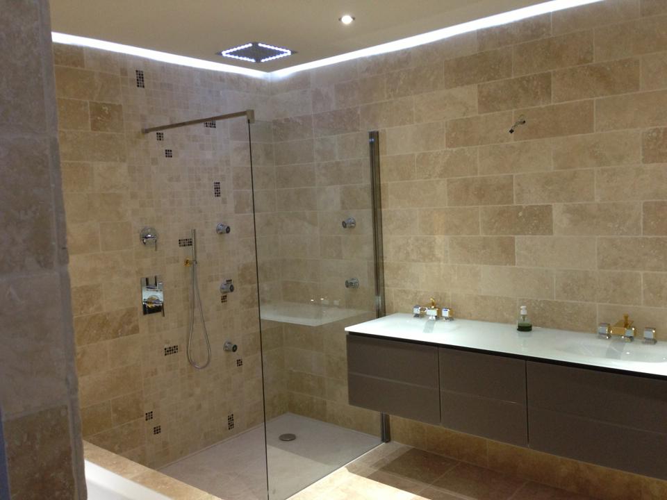 Salle de bains lumineuse