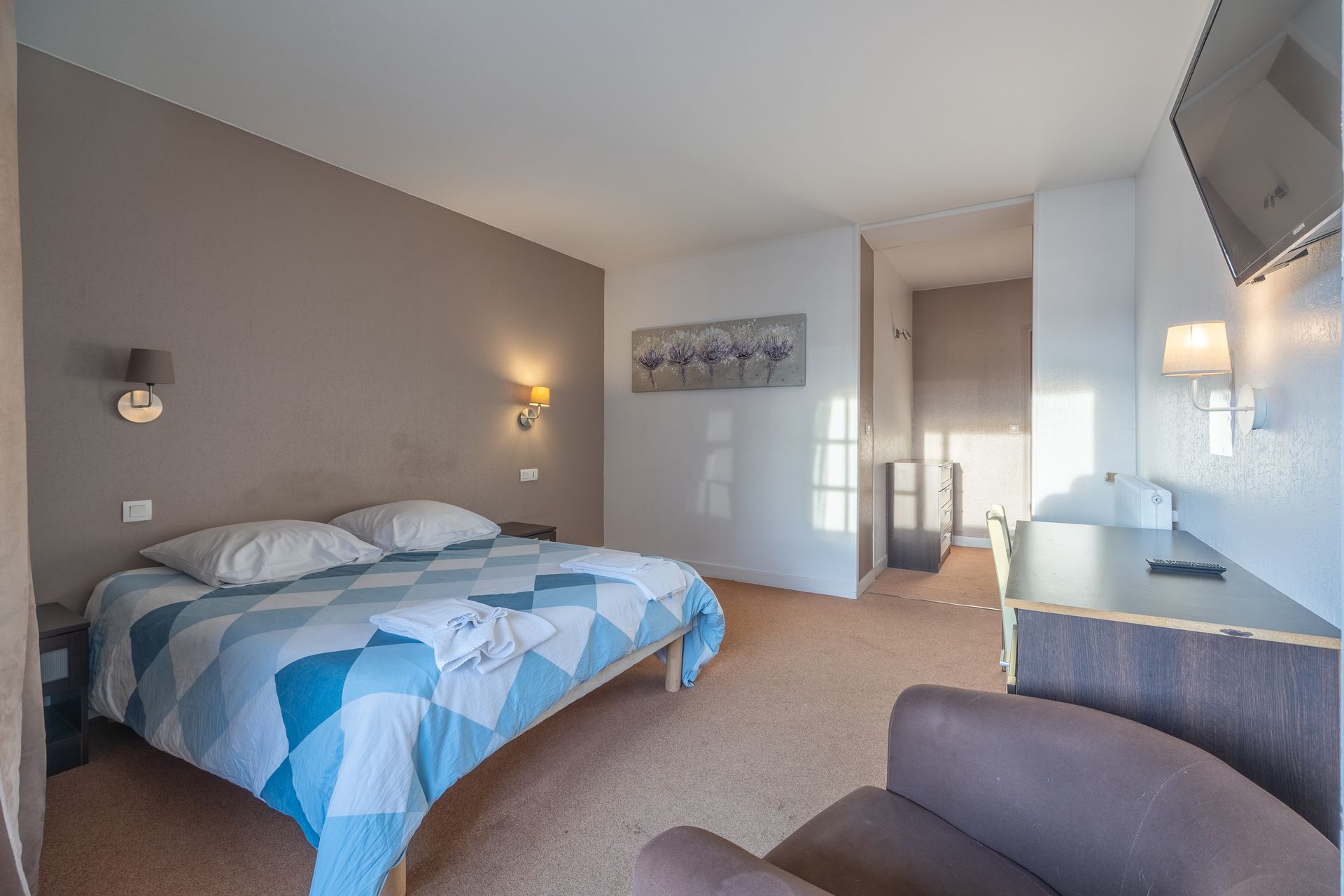 Une chambre avec un lit double