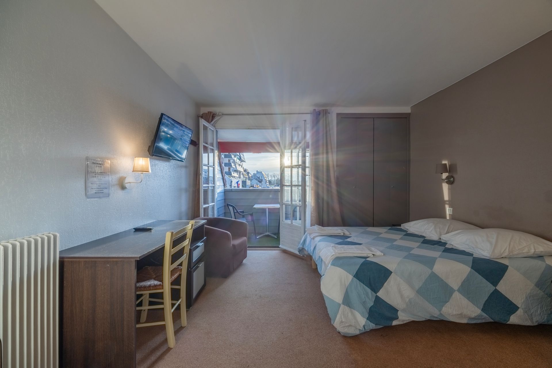 Une chambre avec vue sur le port