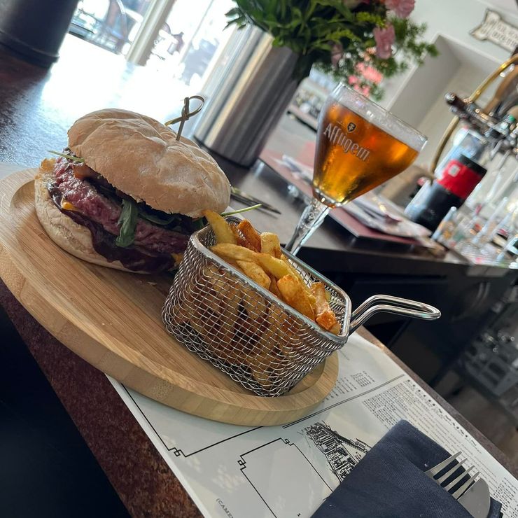 Un burger avec des frites fraîches et une bière
