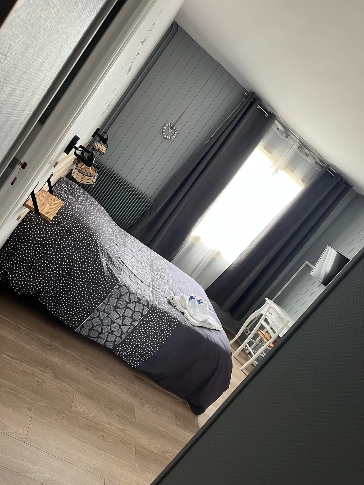 Une chambre d'hôtel avec un lit double