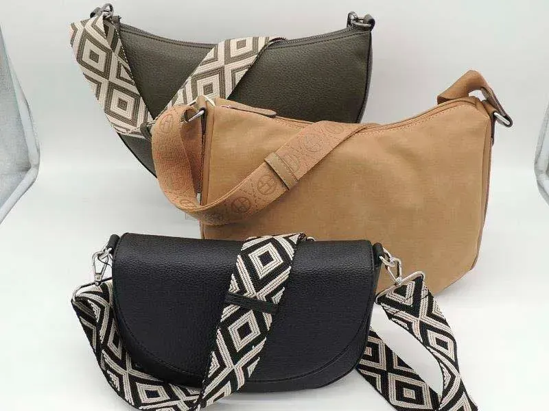 Drei Handtaschen in Olivgrün, Beige und Schwarz mit gemusterten Riemen auf weißem Hintergrund
