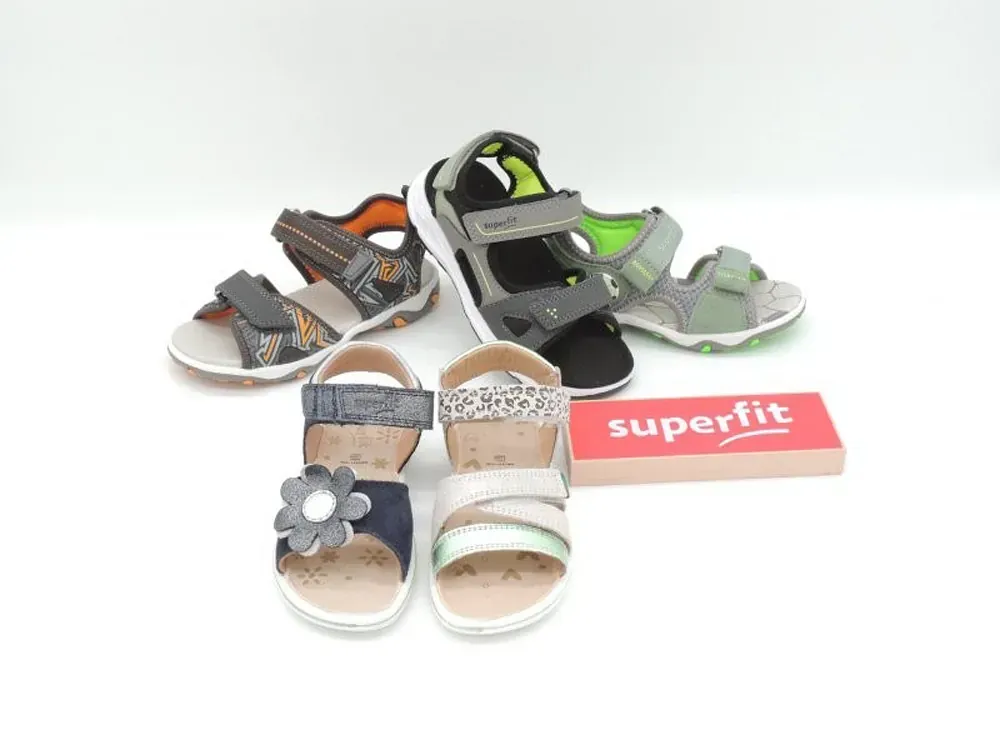 Kindersandalen in Schwarz, Grün, Beige und Blau mit einem Superfit-Logo auf weißem Hintergrund