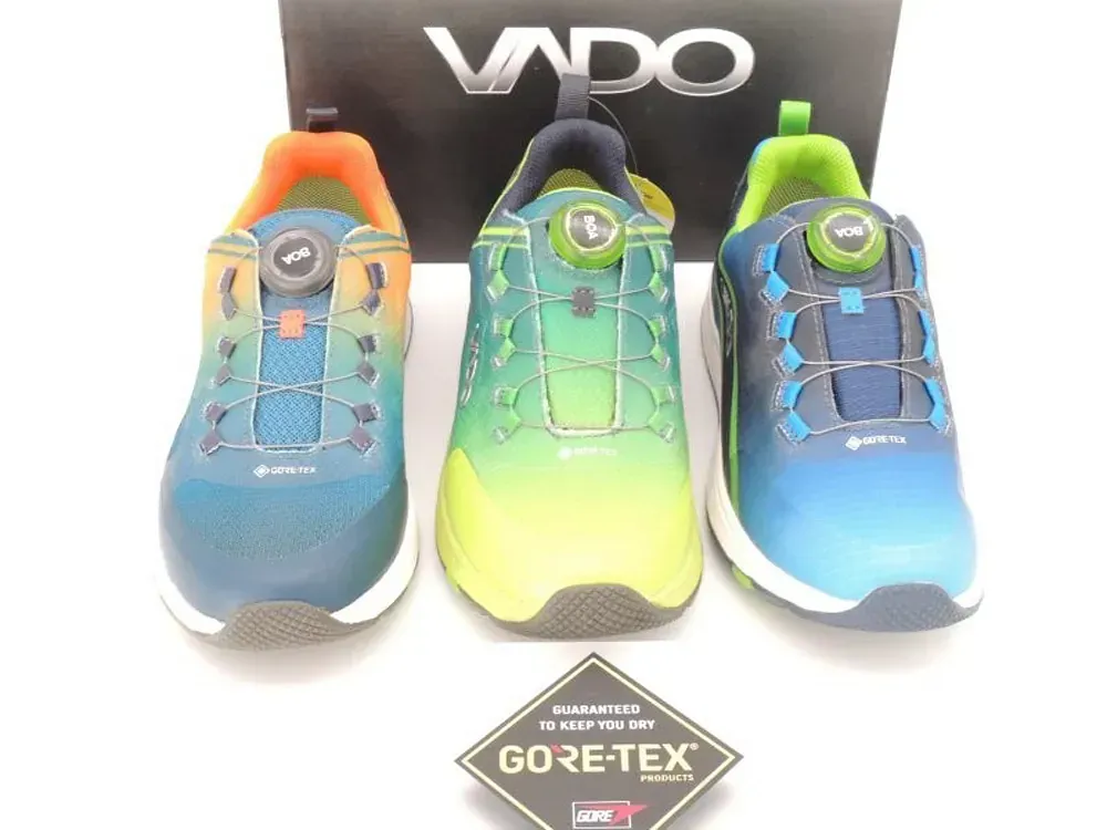 Drei farbenfrohe VADO-Trailrunningschuhe mit Gore-Tex-Logo werden präsentiert.