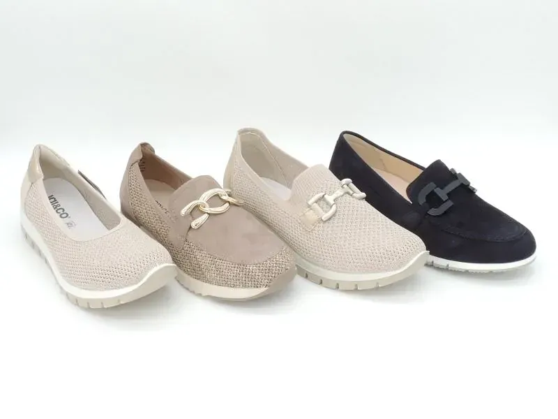 Vier Loafer in Weiß, Beige, Creme und Schwarz sind auf weißem Hintergrund in einer Reihe angeordnet.