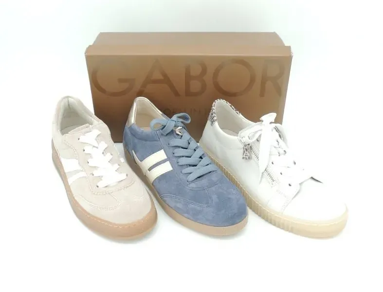 Drei Gabor-Sneaker in Beige, Blau und Weiß, ausgestellt vor einem Gabor-Schuhkarton