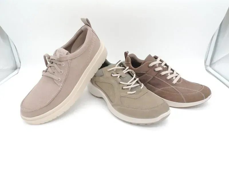Drei beige und taupefarbene Freizeitsneaker vor weißem Hintergrund.