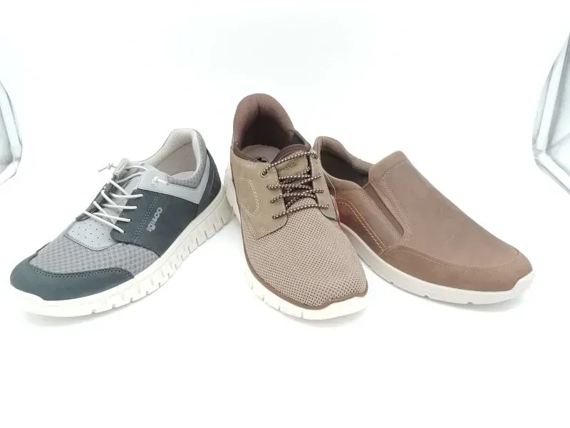 Drei Paar Freizeitschuhe in Grau, Beige und Braun auf weißem Hintergrund
