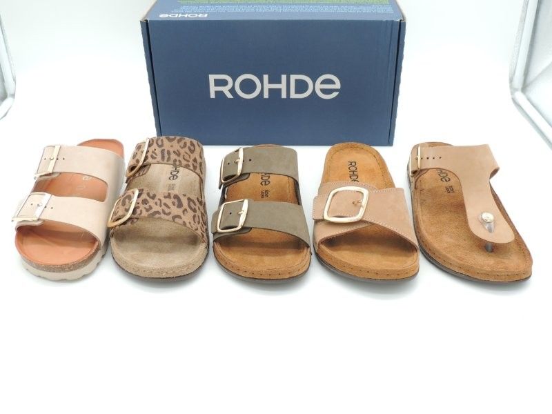Fünf Paar Rohde-Sandalen in verschiedenen Farben und Mustern standen vor einem Karton.