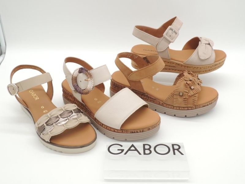 Vier hellbraune und weiße Gabor-Sandalen mit Gabor-Etikett auf weißem Hintergrund.