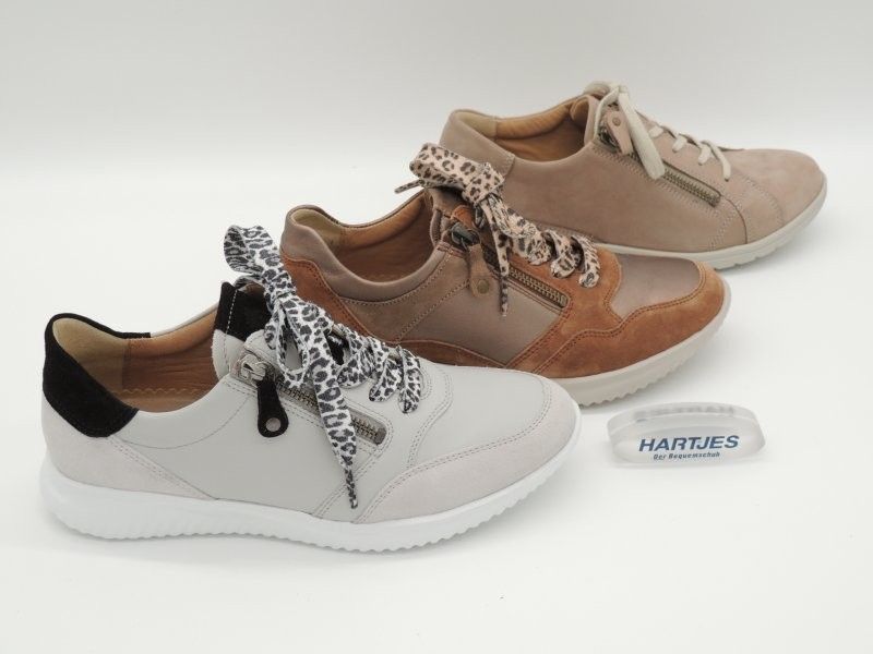 Drei Damen-Sneaker in Weiß, Beige und Braun mit Schnürsenkeln im Leopardenmuster auf weißem Hintergrund