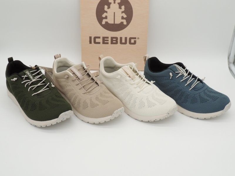 Vier ICEBUG Trailrunning-Schuhe in Grün, Beige, Weiß und Blau werden vor einem Markenkarton präsentiert.