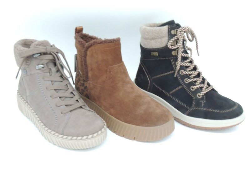 Drei lässige Stiefel in Grau, Braun und Schwarz auf weißem Hintergrund