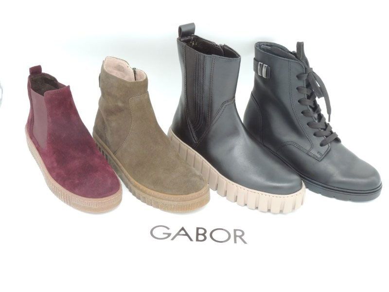 Vier Gabor-Stiefel in Burgunderrot, Taupe, Schwarz und Grau auf weißem Hintergrund