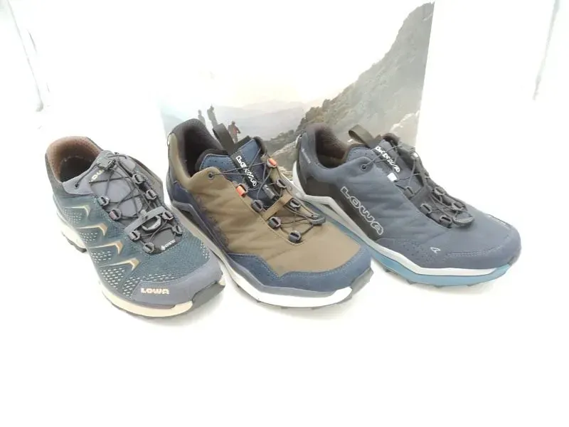 Drei blaue Wanderschuhe vor weißem Hintergrund
