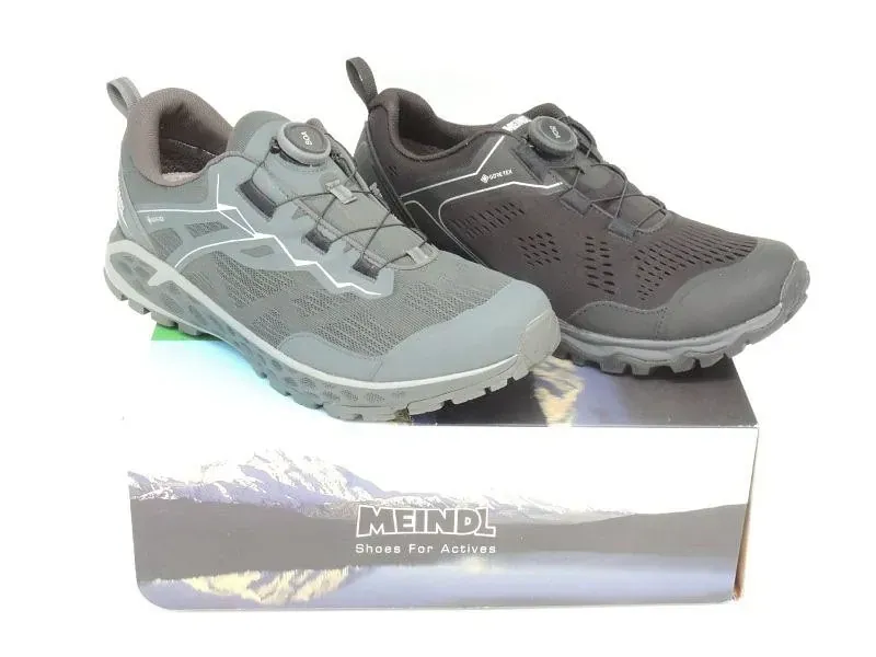 Ein Paar graue Meindl-Wanderschuhe auf einem Karton