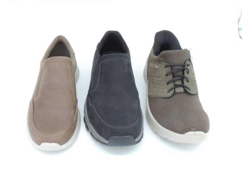 Drei neutralfarbene Freizeitschuhe nebeneinander auf weißem Hintergrund
