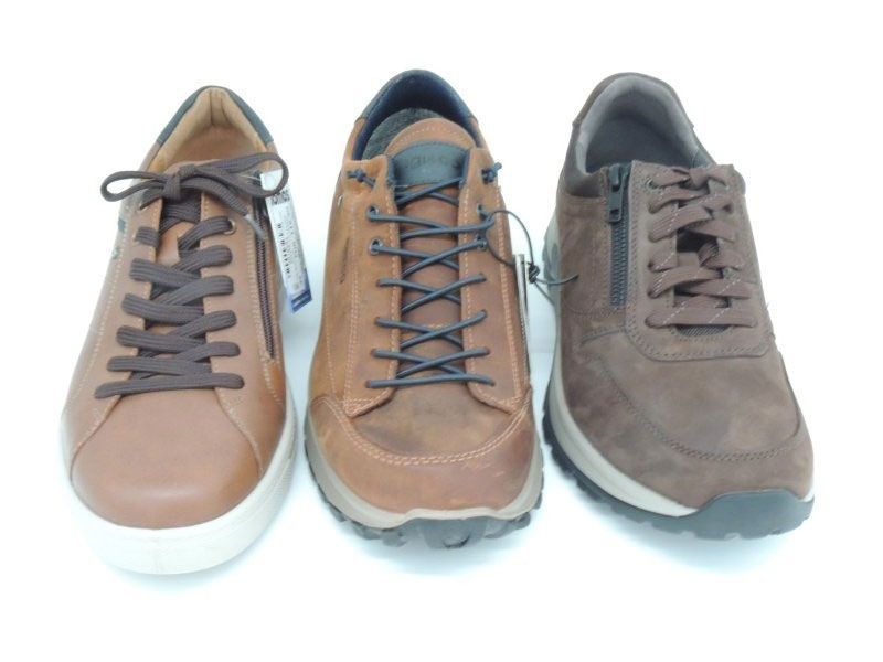 Drei braune Turnschuhe nebeneinander auf weißem Hintergrund