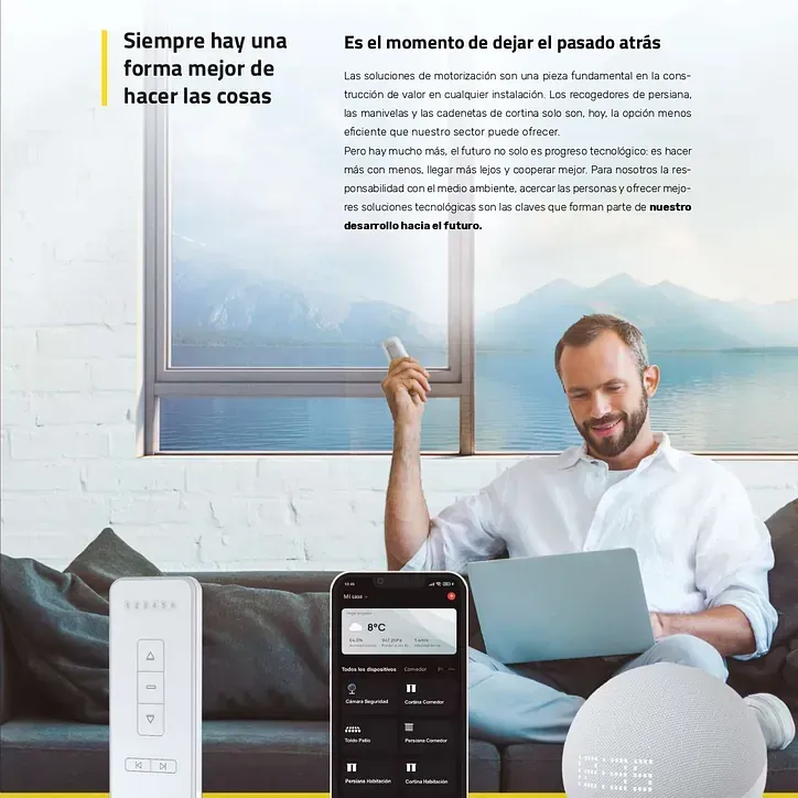 Un hombre está sentado en un sofá usando una computadora portátil.