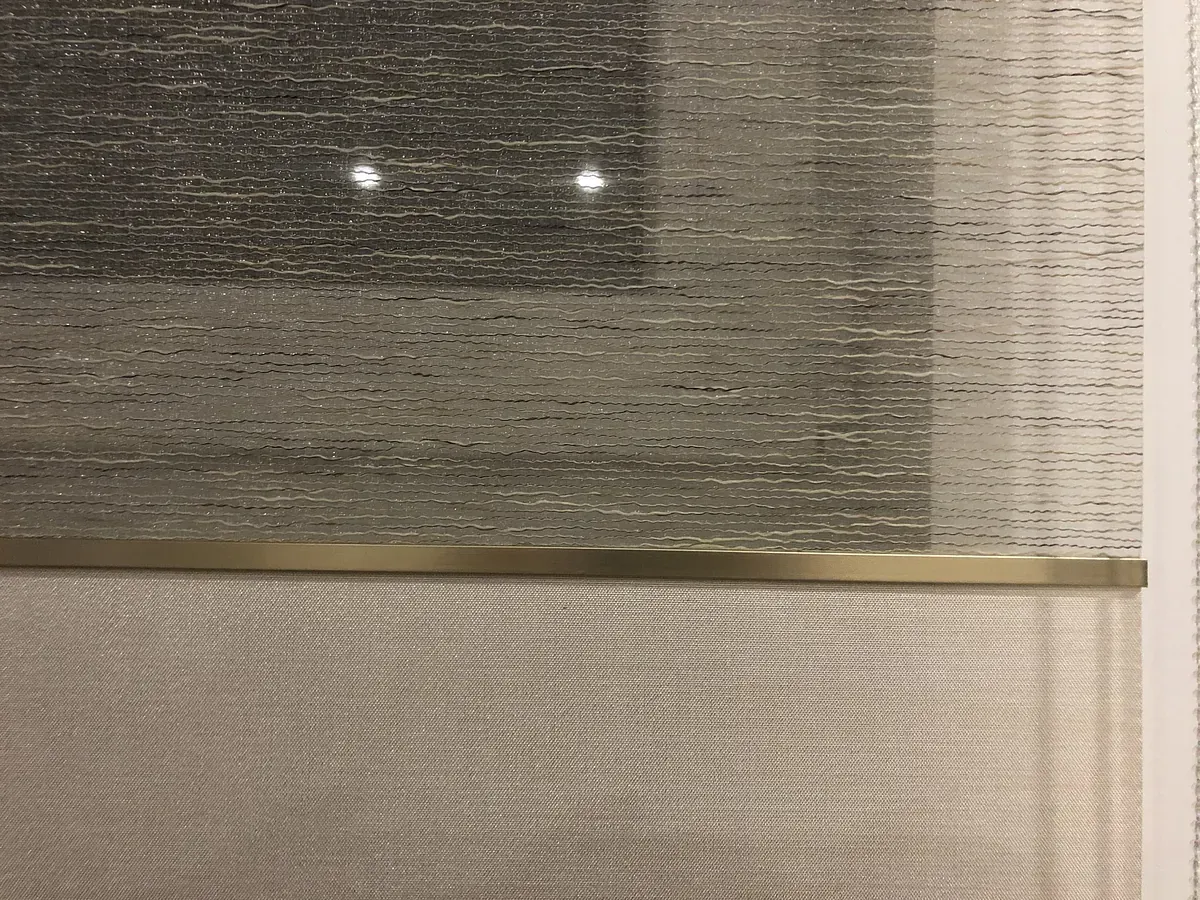 Un primer plano de una puerta de vidrio con moldura de metal.