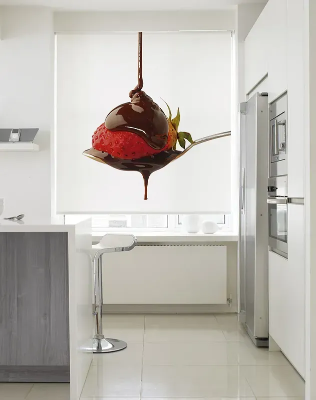Una cocina con una fresa cubierta de chocolate en una cuchara.